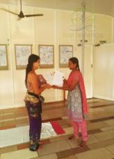 Mi profesora entregándome  el titulo, en Ayurvedic Kerala Academy, en India,una escuela de referencia mundial.